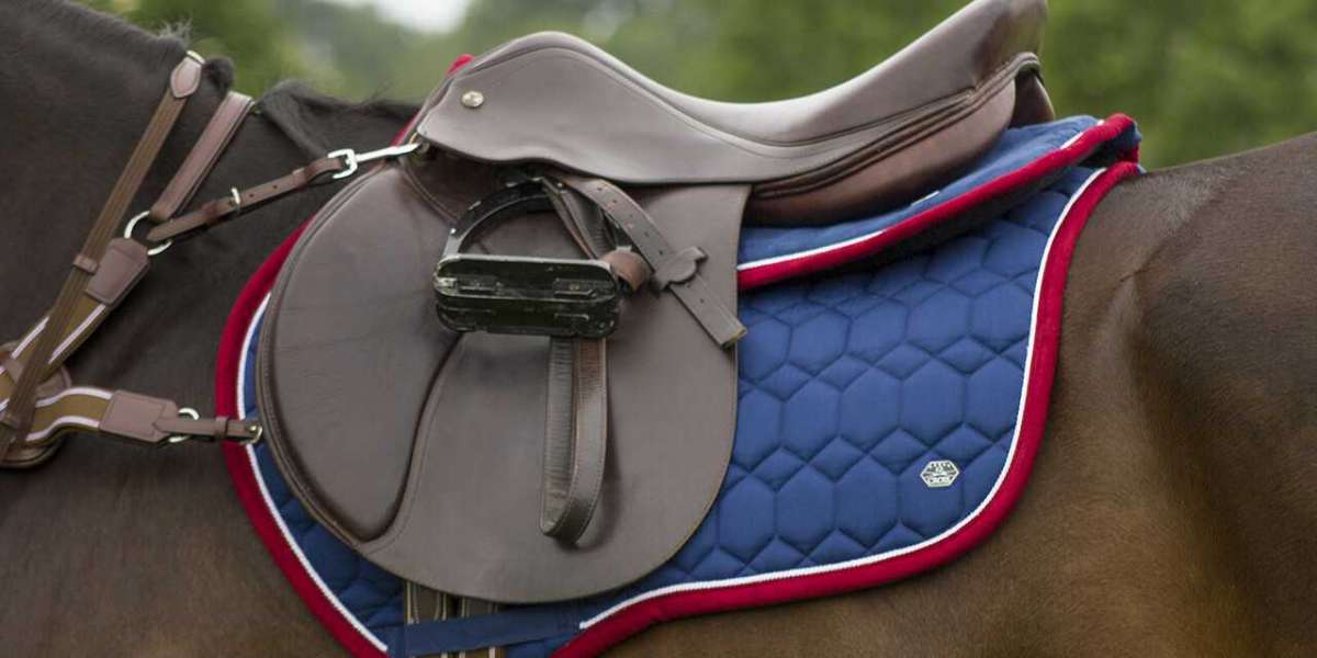 Difference Between English Horse Saddles and Western Horse Saddles