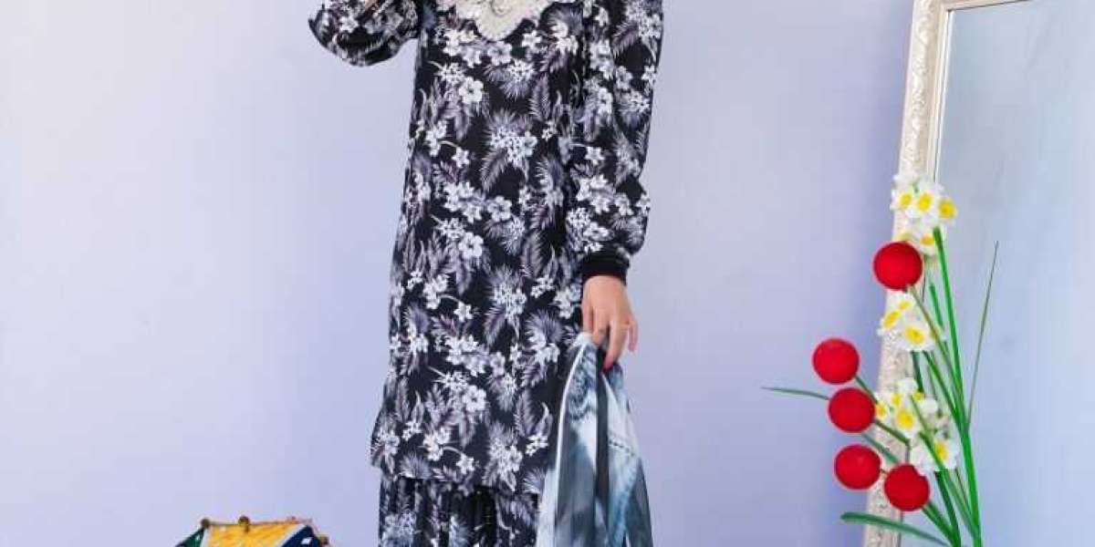 Amna Wajiha's Closet: Embracing the Essence of Garara Fashion