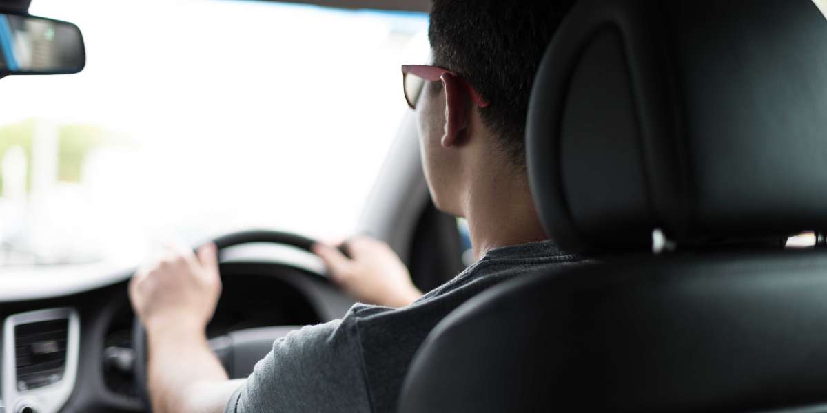 What Factors to Consider When Choosing a Good Driving School?